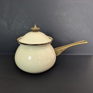 La cuisine Galistyne Sutton enamel cookware lidded stockpot cream gold